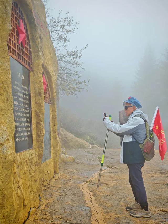 74岁香港大爷重走长征路,半年徒步6000公里,即将抵达吴起镇