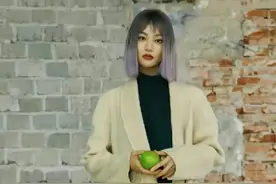 郑爽近照曝出疑整容！嘴巴歪了，头发变紫了，发文回应不欠任何人图片