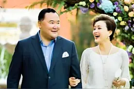 27岁嫁百亿富豪，杨澜才是大赢家，吴征揽着大美女却目不斜视图片