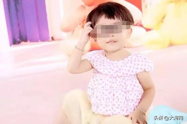 福建12岁女孩遭虐致死案择期宣判！生父庭审现场为继母哭泣求情，生母捧女儿照片出庭，生掐虎口控制情绪