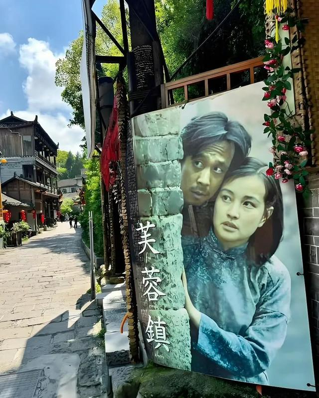 湖南这个千年古镇，被誉为“土家第一镇”，挂在瀑布上的千年王宫