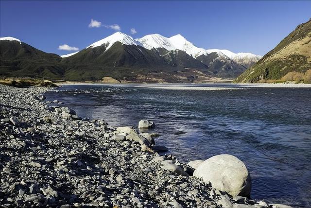 高山火车穿雪山，莫阿娜镇藏秘境，湖光比绿玉更沁人心脾
