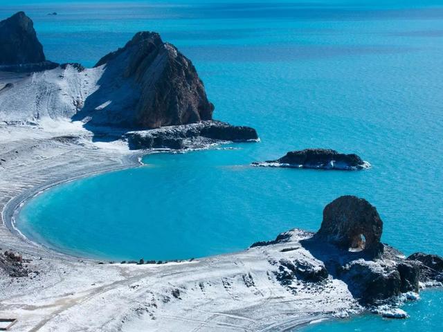 西藏天湖冬日变蓝宝石秘境，千里冰封宛如异星