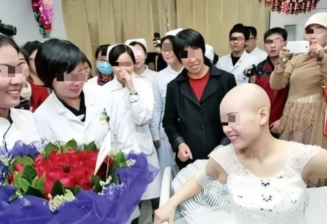 山东一男子不顾反对娶患癌女为妻，谁料，妻子去世	，他给妻子手机充1000元话费，每天打电话问候