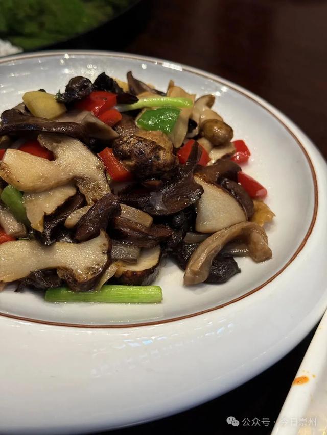 来正东街，尝枇杷茶煮的五花肉......