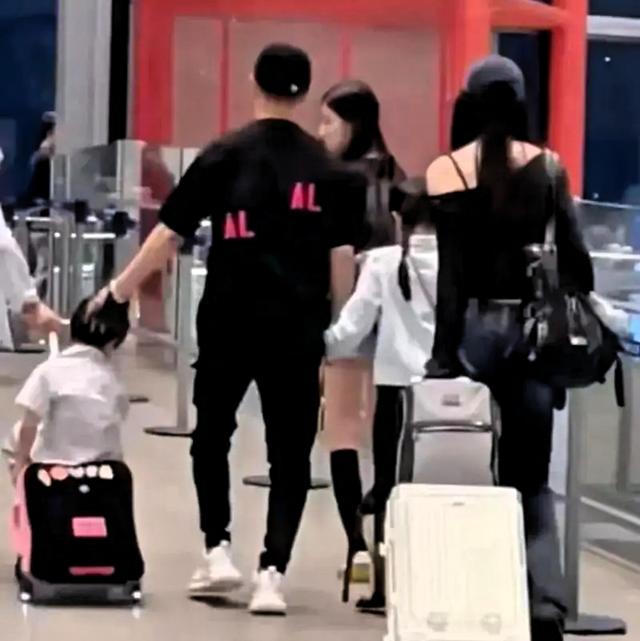 汪峰机场20秒紧抱新欢，女儿低头瞬间让人心疼，路人反应绝了