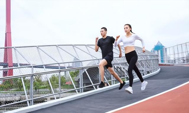 科学家发现“最延寿运动”，跑步、游泳都不如它