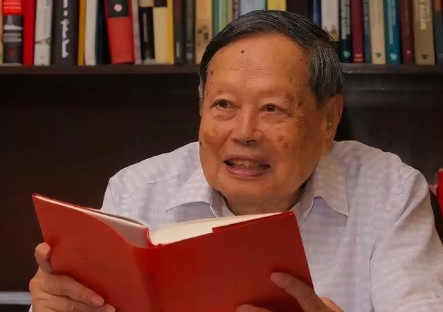 翁帆也没想到，丈夫杨振宁去世后，竟因生前一个举动再次口碑暴涨