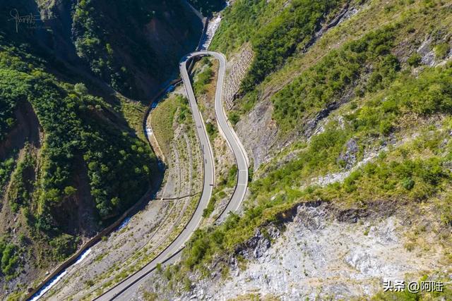 独立悬崖之巅，俯瞰壮美金沙江，尽情领略其“如玉”的一面