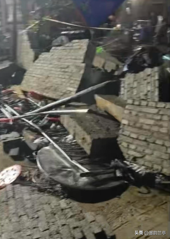 办丧事时围墙倒塌致6人身亡！村民透露原因，篷布或成罪魁祸首