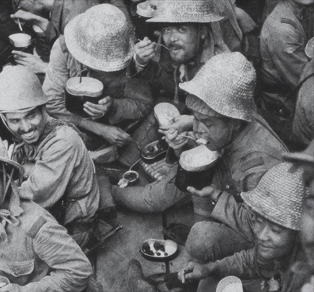 抗战时，一汉奸夜审地下党，拷打一半时忽发现，对方竟是自家亲戚