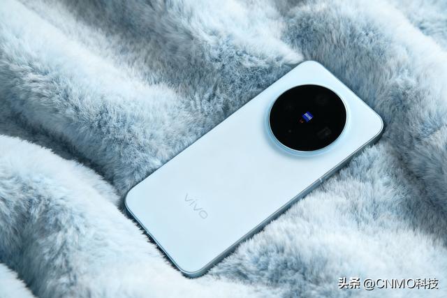 vivo X300图赏：治愈色彩搭配丝绒触感 上手就忍不住想“Rua”！