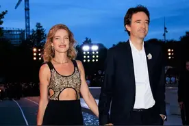 LV太子夫妇出席奥运晚宴，水果娜被忽视后表情失控，待遇比 Lisa强图片