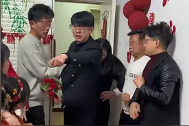 广西新郎结婚和新娘吵架，新郎姐姐冲进来一脚踹倒新郎，新郎秒怂图片