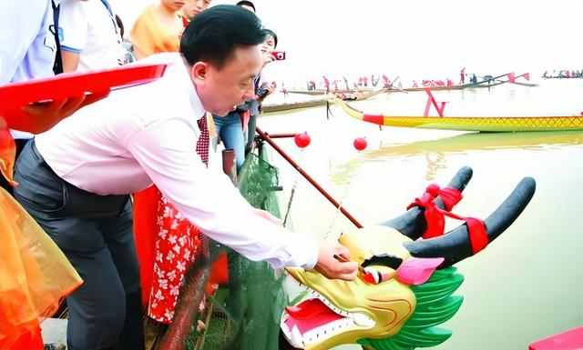 包养多名情妇，生下11个私生子，70多岁潜逃时仍要生娃！他是谁？