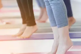 百练不如一踮，每天握固推掌100次，打通全身微循环，强健心肺图片