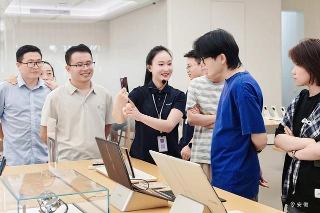 华为Mate XTs线下销售火爆，大量用户排队抢购