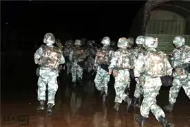 400多新兵夜间拉动，社会青年在楼上喊一二一，班长砖头飞了过去图片