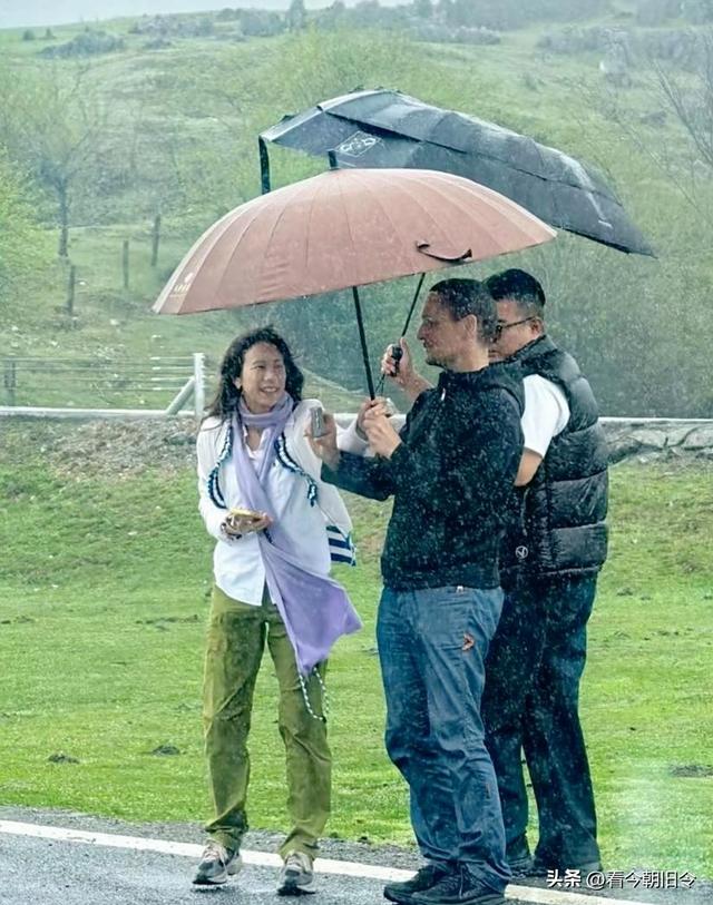 55岁莫文蔚和老公在甘肃旅游，两人身材都很高挑，看起来好般配。