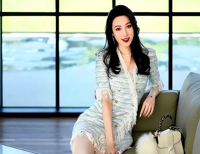 陈佩斯妹妹一家捧场《戏台》，外甥女颜值很高，妹妹张山气质不菲
