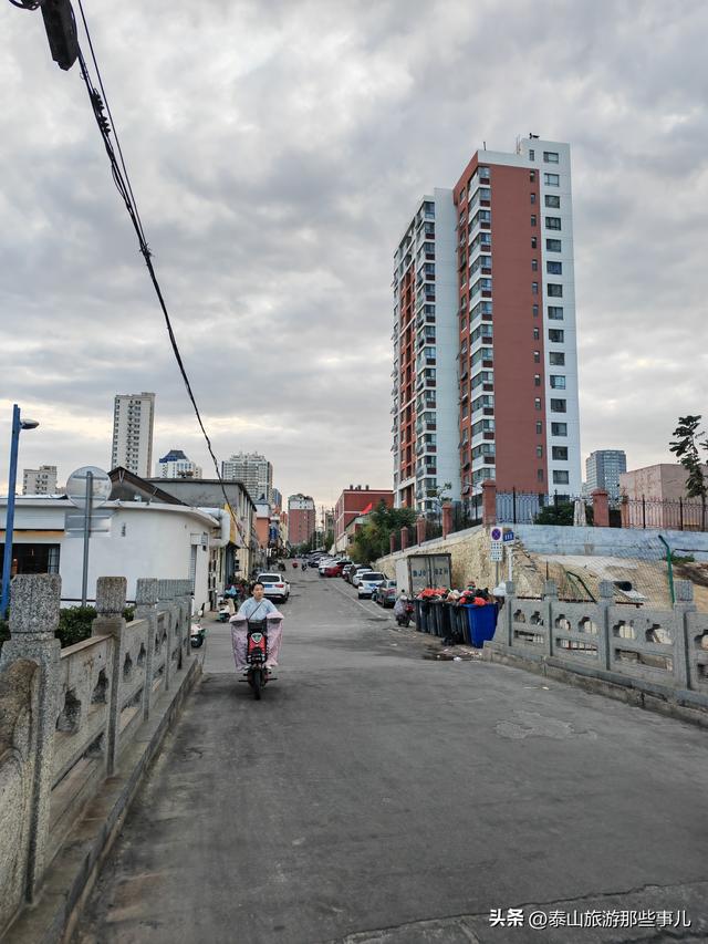 它是泰山下一个小众景点，一条700米巷子，人称泰安“小武康路”