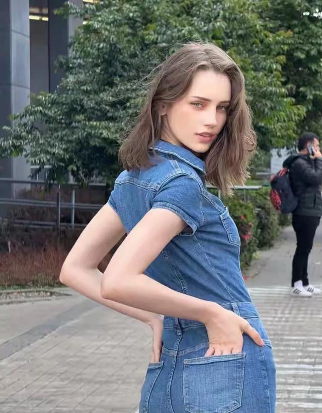 金发碧眼的哥伦比亚女神Mary，紧身牛仔勾勒逆天身材