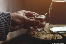 最近两年，我发现了一个人喝酒，要注意的一件事图片