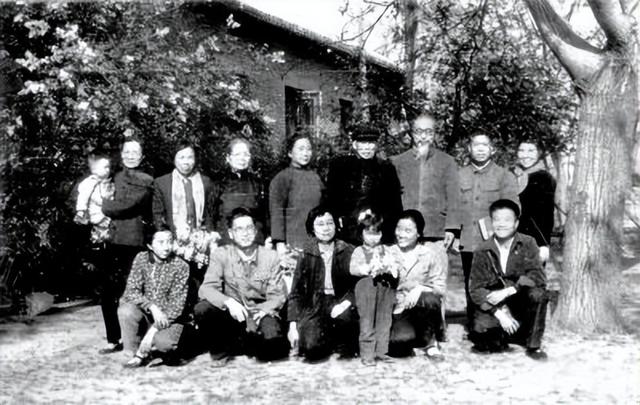 她是烈士的女儿，丈夫去世后，她嫁给大名鼎鼎的姐夫金山