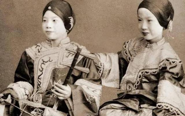 天乳运动有多疯狂：数万女性赤裸游街，禁止束胸违者罚款50大洋