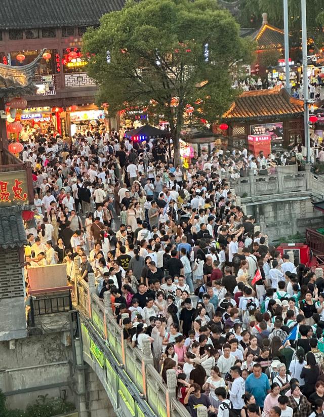 国庆第一天！这些地方人从众，十大最挤的景点出炉！你堵在哪里？