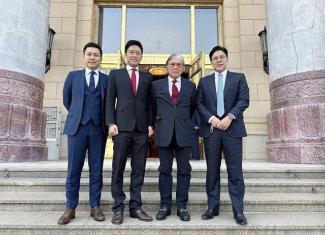霍英东家族相聚北京，霍震霆霍震寰都在，合照霍启山帅气站在后排