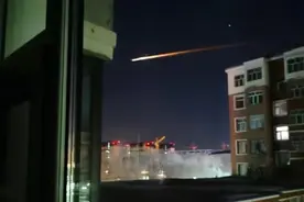 黑龙江多地居民午夜目击“不明飞行物”：比星星亮，带火的尾巴划破天空！现场画面曝光，当地：暂不清楚情况图片
