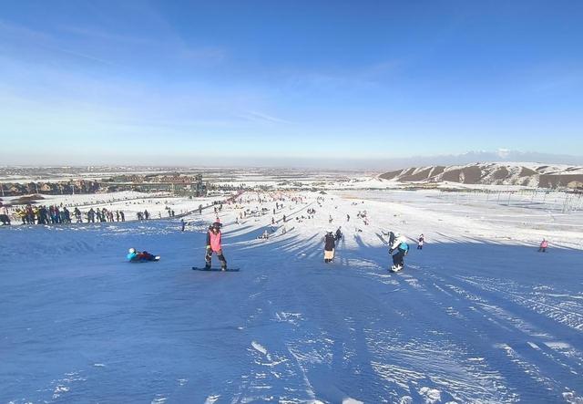 丝绸之路滑雪场人山人海，排队三小时买票，归还装备又等两小时