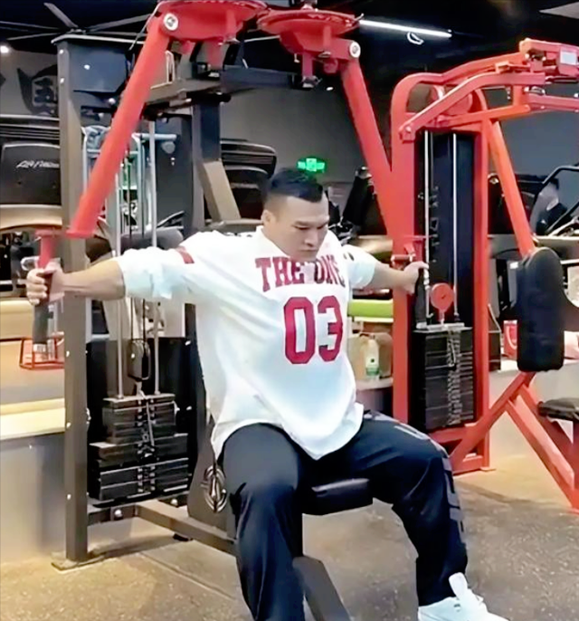 突然没了！30岁健身教练极度自律，10年不沾油，最后倒在了训练场