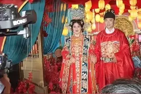 亚美尼亚美女组团来袭，中式婚礼酷炫西域风？汪汪玛利亚成都大婚图片
