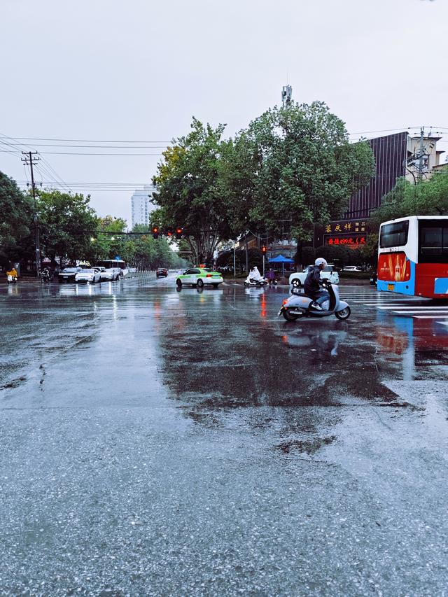 今天外卖小姐姐的一句话，让我给她做出了评论