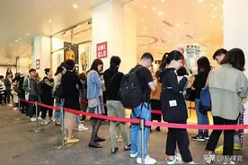 暴赚300亿！想做“大牌平替”的优衣库，正在被拼多多“复刻”图片