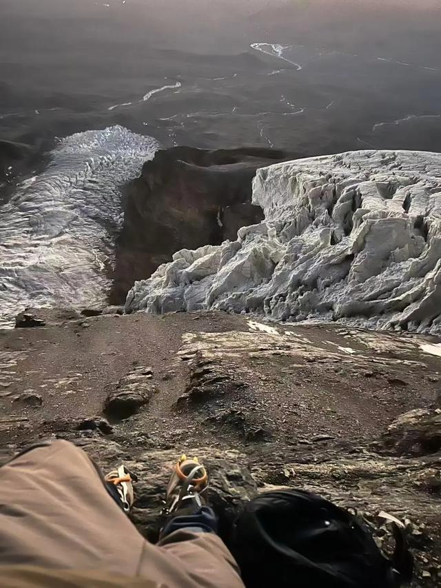 一登山者独登慕士塔格峰遭遇惊心经历：两次坠崖捡回一条命，脚趾冻伤至今呈黑色