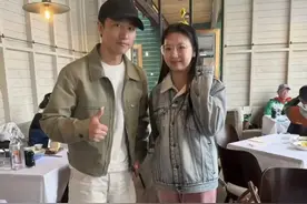 40岁黄轩在新西兰，去餐厅吃饭，和女友甜蜜约会。图片