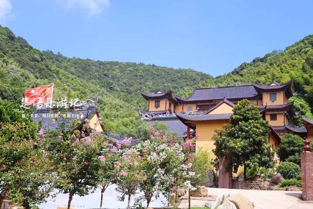 浙江宁波这个古村藏于山谷，千年古寺与清溪相对而居，幽静古朴
