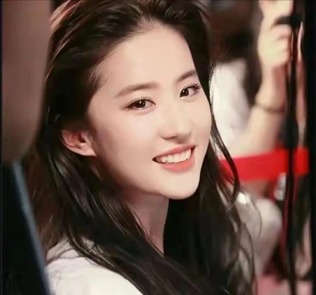 镜子不会说谎!刘亦菲居家自拍意外曝光真实腰臀比,这才叫健康美