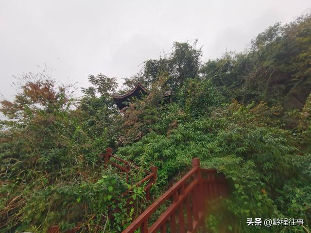 寻找一个古人类遗址不遇，居然无意间发现了一个躲匪洞