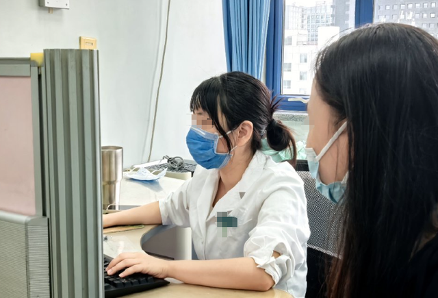 20岁女学生反复腹痛腹泻，多次肠镜和腹部CT都正常