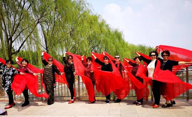 银发族不贪便宜了！退休阿姨迷旅游，61-65岁人群出游增速达58%