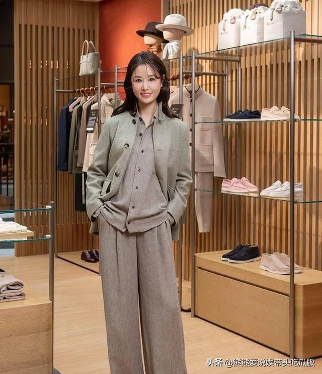49岁林心如增肥后大变样！穿西装+阔腿裤好高级	，差点认不出！