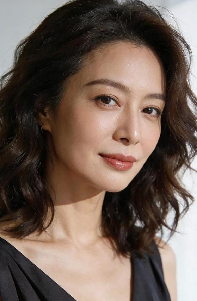 我是一名住家保姆，今年48岁，由于耐不住寂寞，我每晚都会去散步