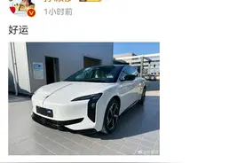 孙颖莎发微博了，疑似在考驾照，王楚钦戴眼镜差点认不出图片