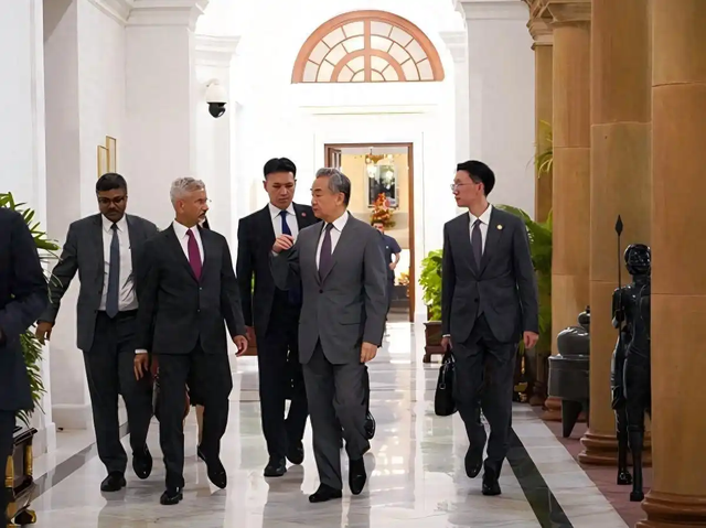 中国外长为何在此时出访印度