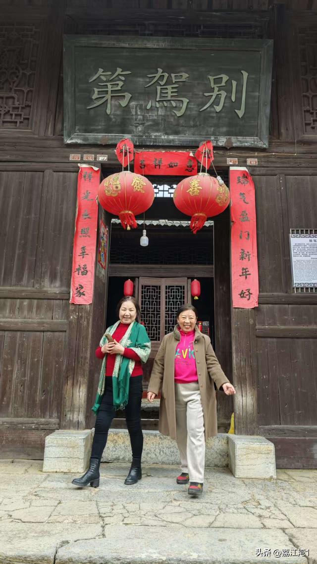 金叶映古村，醉美长岗岭