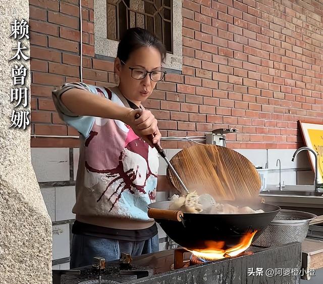赖昌星妻子曾明娜现状，独居3000平老宅，做饭弄花草活成人生赢家